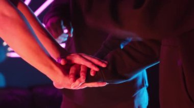 Siyah Siber Spor Kulübü 'nde önemli bir oyun şampiyonasına hazırlanırken profesyonel oyunculardan oluşan tanınmayan bir takımın yavaş çekimleri.