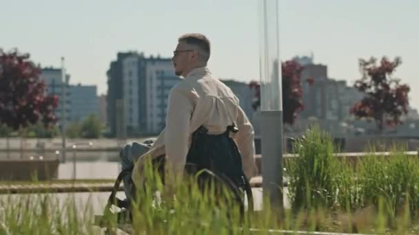 Śledzenie Ujęcia Młodego Białego Człowieka Wózku Inwalidzkim Jadącego Wzdłuż Letniego — Wideo stockowe