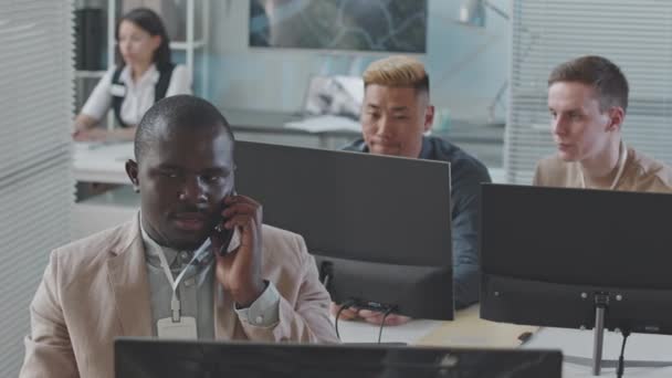 Zpomalení Multietnického Týmu Datových Inženýrů Kteří Spolupracují Bezpečnostní Agentuře Monitorují — Stock video