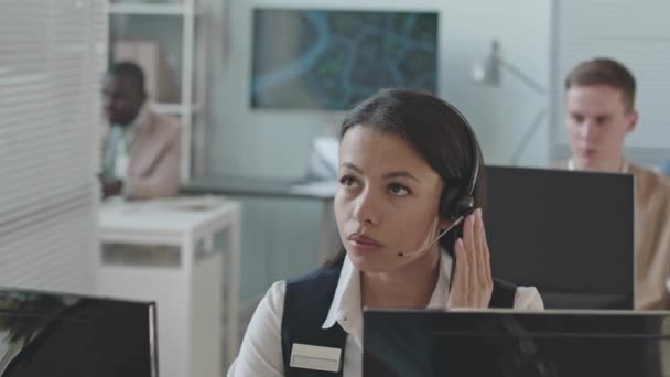 Borst Omhoog Slowmo Van Jonge Biracial Vrouwelijke Call Center Operator — Stockvideo