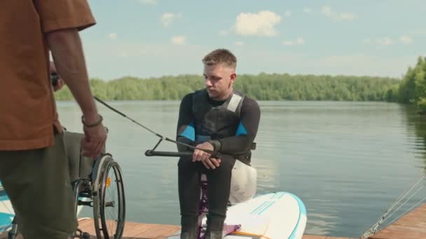 Elinde Wakeboard Halatı Olan Beyaz Tekerlekli Genç Adam Ahşap Iskelede — Stok video