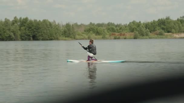 Schwenkbild Eines Kaukasischen Teenagers Ohne Beine Beim Surfen Mit Paddel — Stockvideo