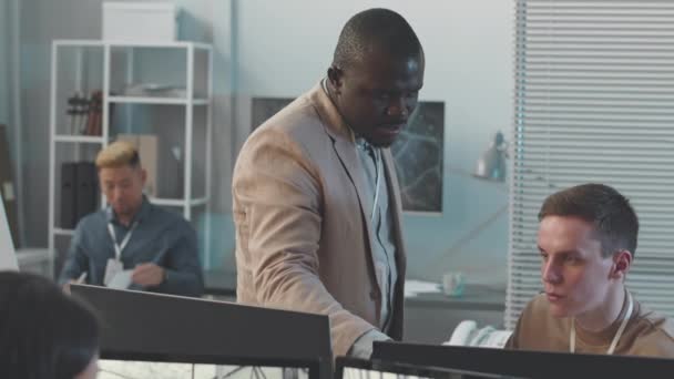 中速度慢的黑人男性安全机构主管在现代办公室控制其员工的工作 — 图库视频影像