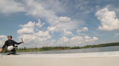 Engelli profesyonel sörfçülerin yavaşlaması güneşli bir günde nehrin kayganlaştırıcı kayganlaştırıcı üzerinde otururken