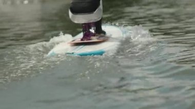 Güneşli bir günde yavaş yavaş engelli bir adamın açık havada wakeboard çalışması.