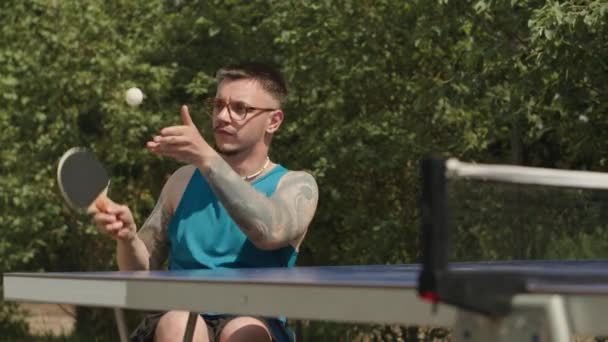 Média Lentidão Homem Com Rodas Com Braços Tatuados Jogando Tênis — Vídeo de Stock