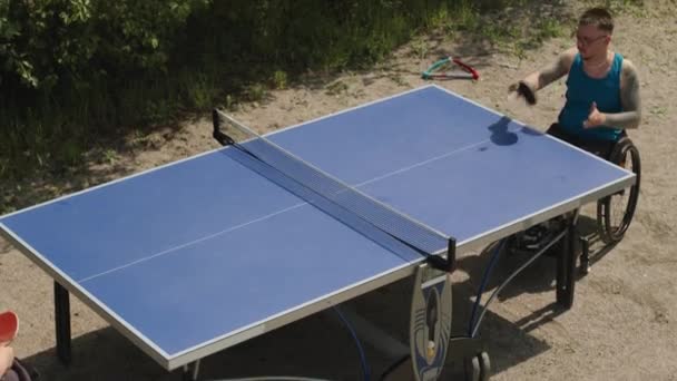 Plan Grand Angle Deux Hommes Fauteuil Roulant Jouant Tennis Table — Video