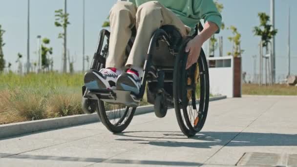Обрезанный Снимок Неузнаваемого Человека Инвалидностью Вращающегося Инвалидной Коляске Открытом Воздухе — стоковое видео