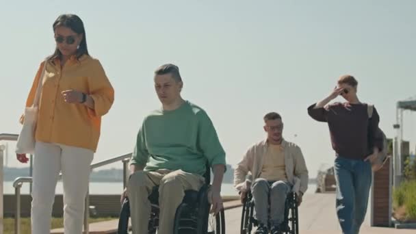 Tekerlekli Sandalyedeki Iki Beyaz Arkadaş Kız Arkadaşları Boş Zamanlarını Dışarıda — Stok video
