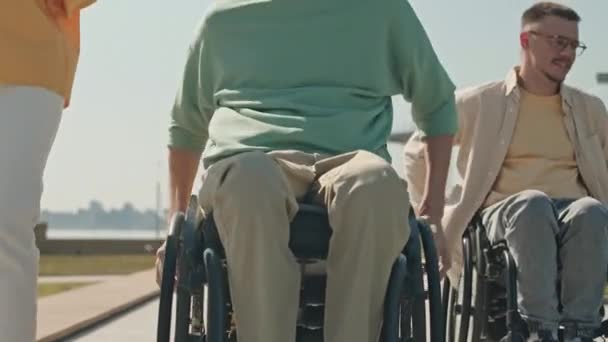 Oříznutý Záběr Dvou Mladých Mužů Pohybujících Invalidních Vozících Podél Chodníku — Stock video
