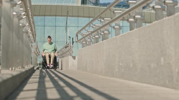 Dva Mladí Běloši Zdravotním Postižením Pohybující Invalidních Vozících Podél Betonového — Stock video