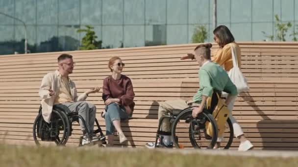Full Length Záběr Dvou Různých Párů Muži Invalidních Vozících Setkání — Stock video