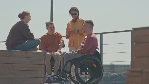 Dva Běloši Zdravotním Postižením Sedí Invalidním Vozíku Zatímco Mají Dvojité — Stock video