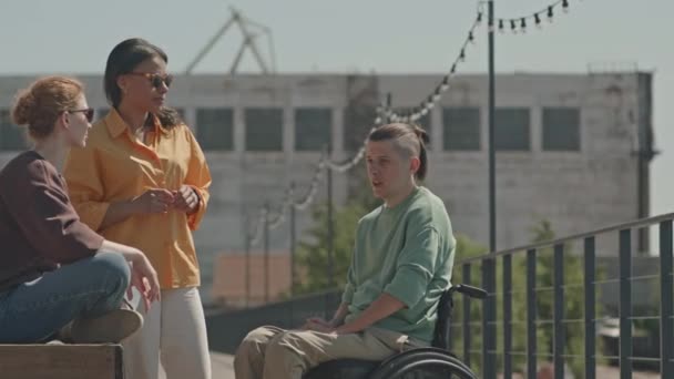 Tiro Médio Jovem Caucasiano Com Deficiência Sentado Cadeira Rodas Conversando — Vídeo de Stock