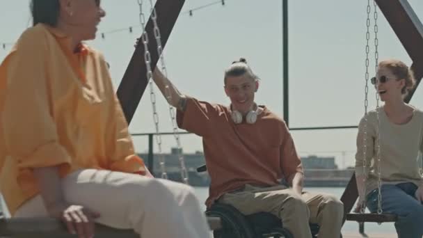 Μέτριο Πλάνο Δύο Νεαρών Καυκάσιων Ανδρών Αναπηρική Καρέκλα Και Φίλες — Αρχείο Βίντεο