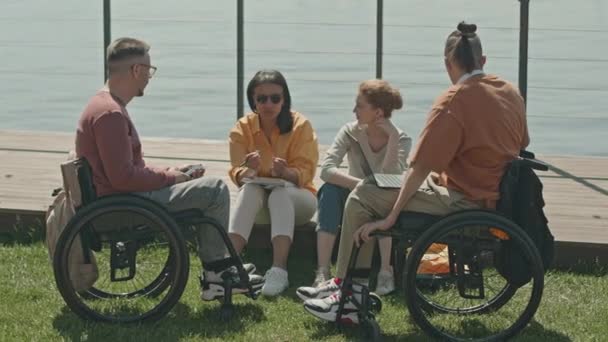 Dvě Mladé Multiraciální Ženy Muži Invalidních Vozících Pracují Společně Venku — Stock video