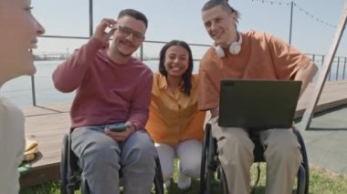 Kafkas kökenli genç bir kadının el bilgisayarı çeşitli en iyi arkadaşlarıyla video bloğu kaydediyor. Yaz tatilini sıcak yaz günlerinde şehir gezintisinde geçiriyorlar. Tekerlekli sandalyede kameraya el sallayan iki neşeli adam.