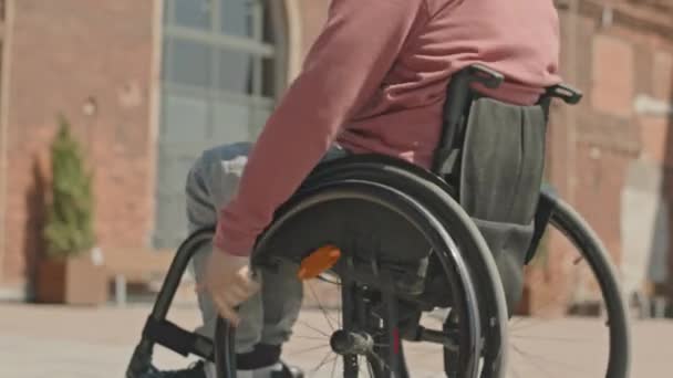 Oříznutý Záběr Nerozpoznatelného Muže Zdravotním Postižením Koni Invalidní Vozík Městském — Stock video