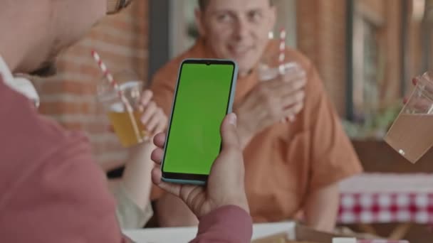 Par Dessus Épaule Gars Qui Regarde Écran Modèle Vert Smartphone — Video