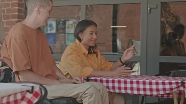 Engelli Iki Beyaz Adamın Orta Boy Fotoğrafı Onların Neşeli Kız — Stok video