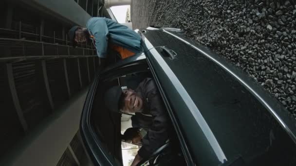 Captura Vertical Compañeros Afroamericanos Escuchando Hip Hop Rap Auto Retro — Vídeos de Stock
