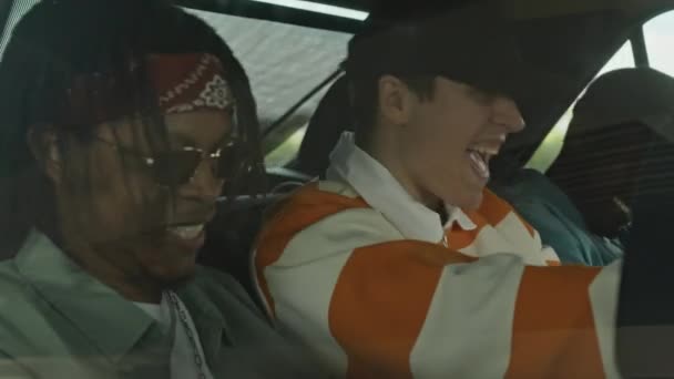Farklı Erkek Arkadaş Bandana Takıyor Arabanın Arka Koltuğunda Rap Dinlerken — Stok video