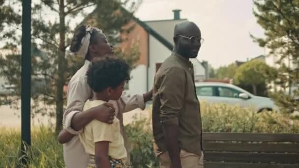 Tembakan Menengah Pasangan Menikah Afrika Amerika Yang Bahagia Dan Anak — Stok Video