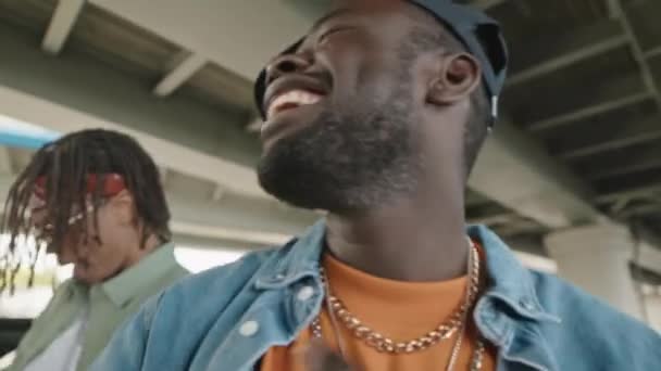 Dva Mladí Afroameričtí Kluci Válcovanými Kousky Cash Dance Hip Hop — Stock video