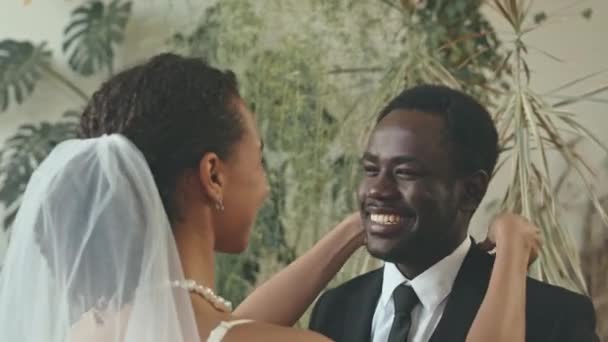 Sevgili Afrikalı Amerikalı Damadının Siyah Takımını Ayarlayan Düğün Törenine Hazırlanırken — Stok video