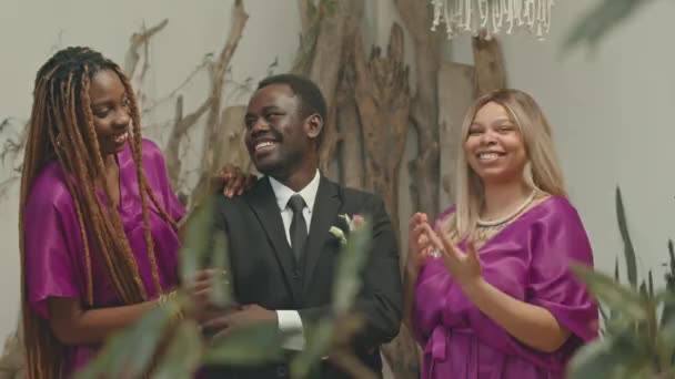 Mittleres Porträt Eines Fröhlichen Afroamerikanischen Bräutigams Mit Zwei Jungen Attraktiven — Stockvideo
