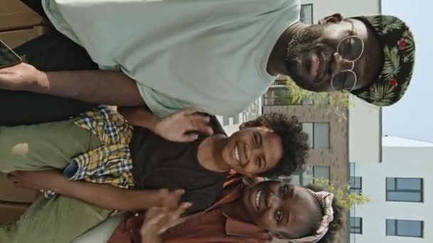 Вертикальний Кишеньковий Pov Веселого Афроамериканського Сімейства Трьох Посміхається Махає Камеру — стокове відео