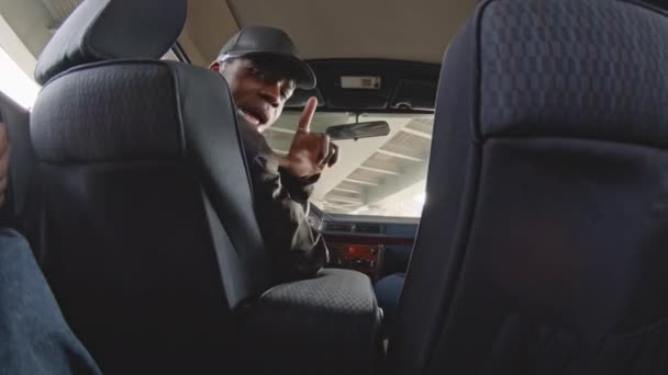 Havalı Siyahlar Eski Okul Arabalarında Rap Dinliyorlar — Stok video