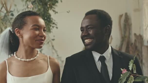 Düğün Törenlerinde Mihraba Doğru Yürürken Güzel Düğün Kıyafetleri Giyen Mutlu — Stok video