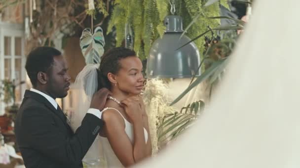 Afrika Kökenli Amerikalı Damadın Pahalı Aile Inci Kolyesini Sevgili Gelininin — Stok video