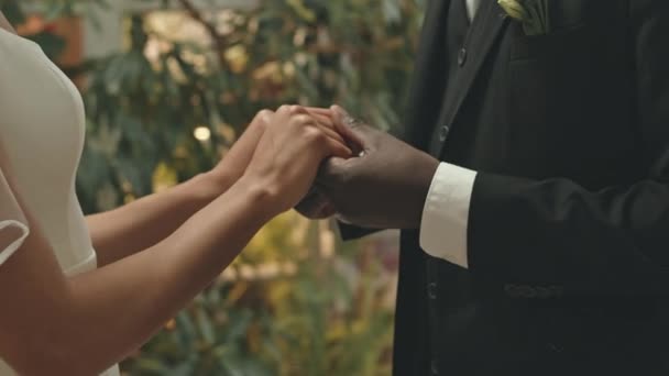 Обрізаний Знімок Невпізнаваної Багатоетнічної Пари Тримає Руки Під Час Весільної — стокове відео
