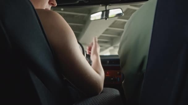 Zadní Pohled Černošky Chlap Dává Balík Peněz Bělocha Řidiče Při — Stock video