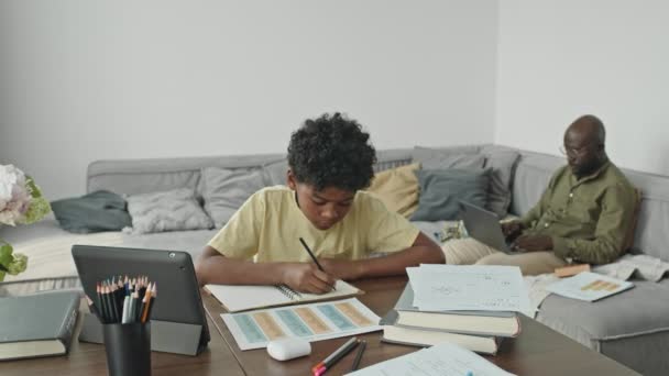 Mediana Toma Niño Preadolescente Afroamericano Escribiendo Copybook Mientras Estudia Línea — Vídeos de Stock
