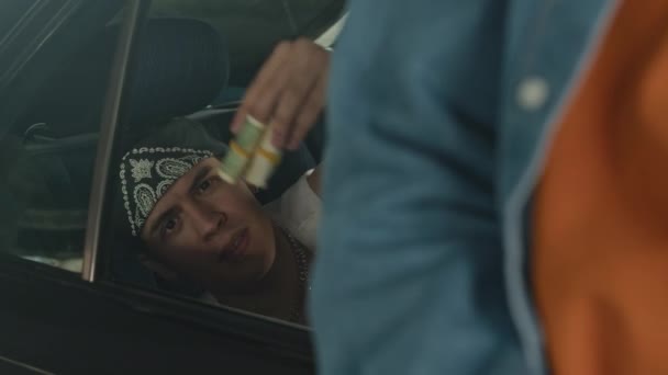 복고풍 자동차의 뒷좌석에 래핑하는 카메라에 보여주는 머리에 셔츠와 반다나에 코카서스 — 비디오