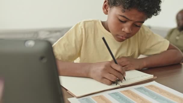 Brust Eines Afroamerikanischen Jungen Der Während Der Hausaufgaben Schreibtisch Einem — Stockvideo