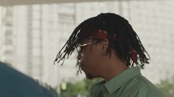 Göğsünde Kırmızı Bandana Takmış Bir Zenci Sokak Ortasında Hip Hop — Stok video