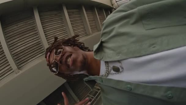 Вертикальний Знімок Під Низьким Кутом Молодого Афроамериканського Чоловіка Вуличному Одязі — стокове відео