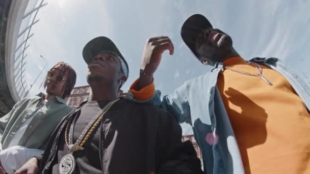 Unghi Scăzut Trei Colegi Afro Americani Îmbrăcămintea Stradală Hip Hop — Videoclip de stoc