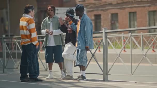 3名非洲裔美国人和他们的白人男性朋友在白天站在街上抽烟聊天 — 图库视频影像
