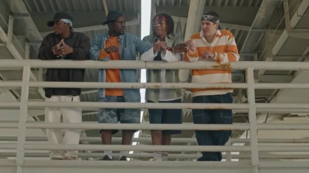 Filmagem Completa Diversos Quatro Hipsters Roupas Rua Hip Hop Largas — Vídeo de Stock
