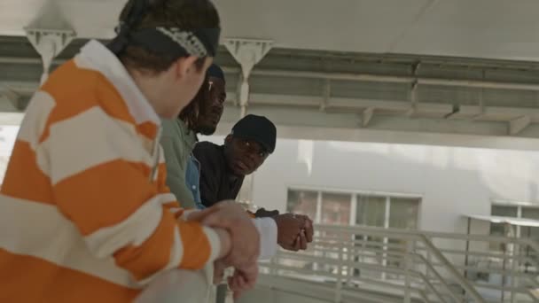 Taille Van Multi Etnische Mannen Hiphop Kleding Leunend Brugleuning Discussiërend — Stockvideo