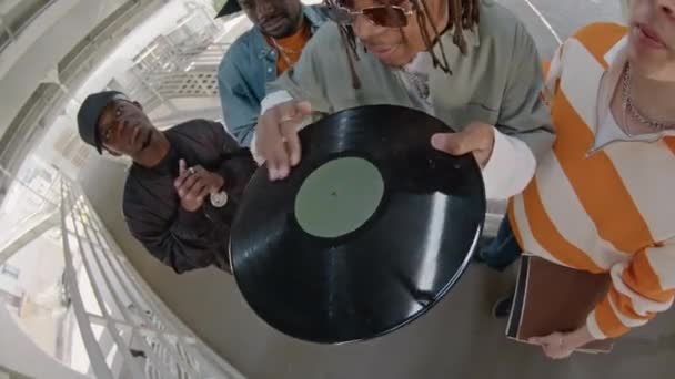 Gündüz Vakti Sokakta Birlikte Vakit Geçirirken Çeşitli Hip Hop Erkek — Stok video