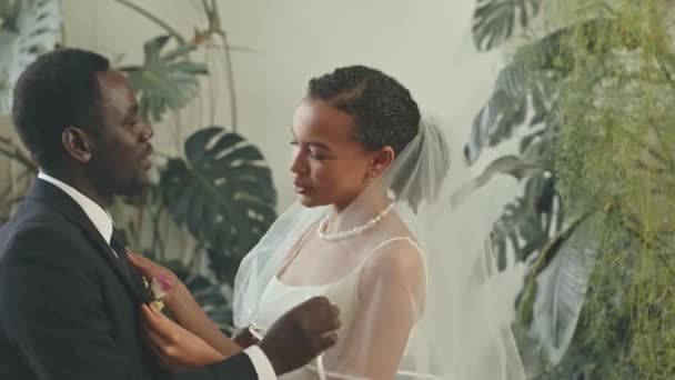 Giyimli Genç Afro Amerikan Çiftin Düğün Töreninden Önce Birbirlerine Yakın — Stok video