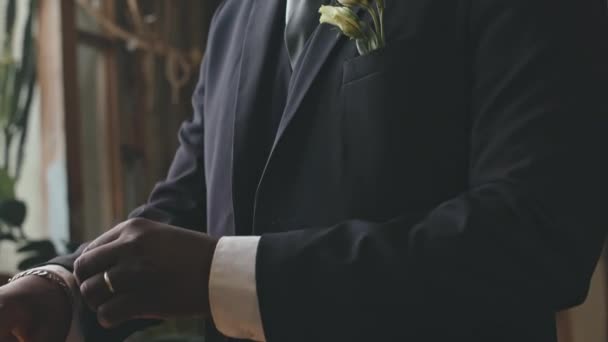 결혼식을 준비하는 신랑복을 아름다운 남자의 기울이십시오 — 비디오