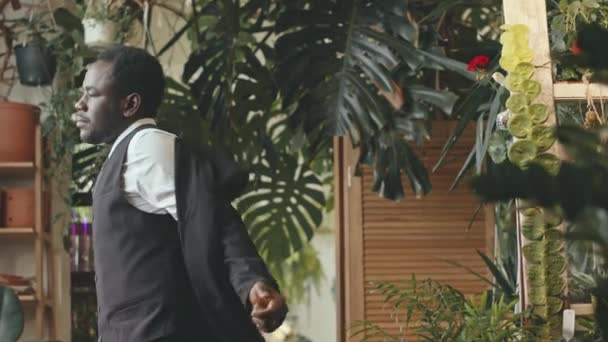 Середній Знімок Красивого Чорного Чоловіка Надягає Елегантну Чорну Куртку Під — стокове відео