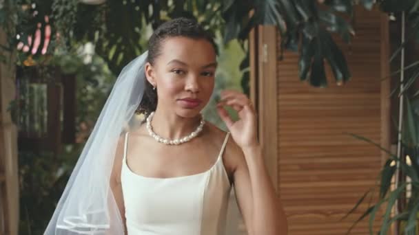Brust Auf Junge Schöne Birassische Braut Die Die Kamera Schaut — Stockvideo
